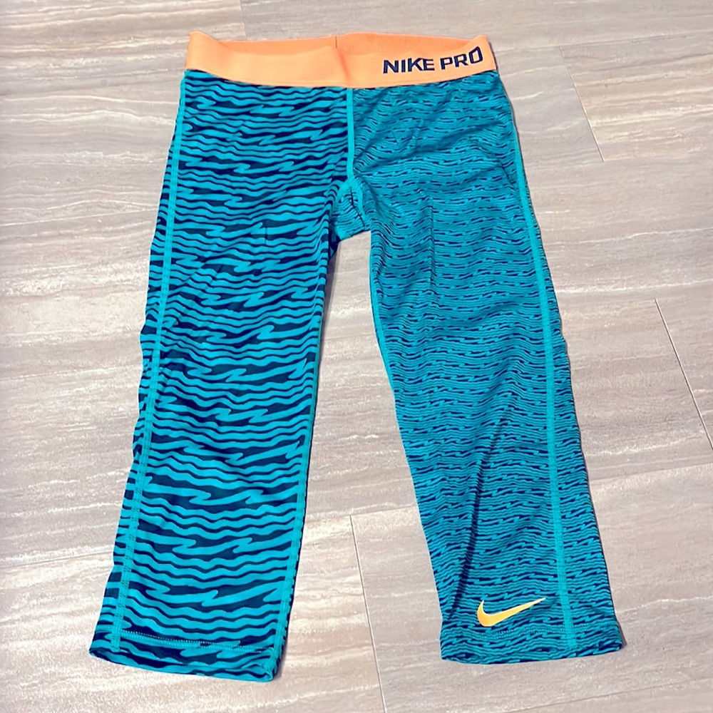 Nike Girls Lightweight Capri Workout Legging